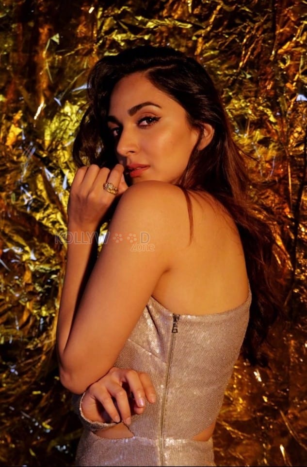 Sparkling Kiara Advani in a Thigh High Sequin Dress Pictures 01