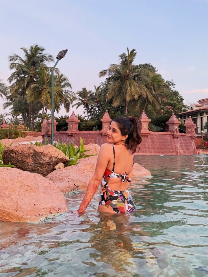 Striking Sakshi Agarwal Holiday Bikini Pictures 01