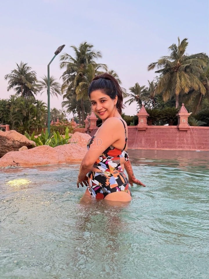 Striking Sakshi Agarwal Holiday Bikini Pictures 04
