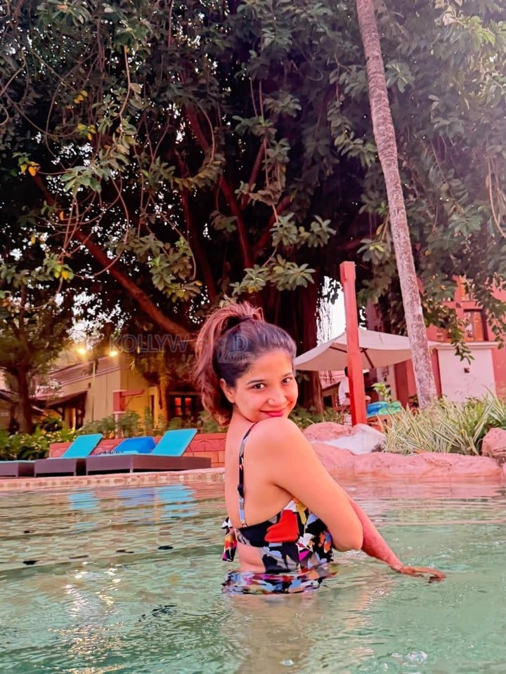 Striking Sakshi Agarwal Holiday Bikini Pictures 05