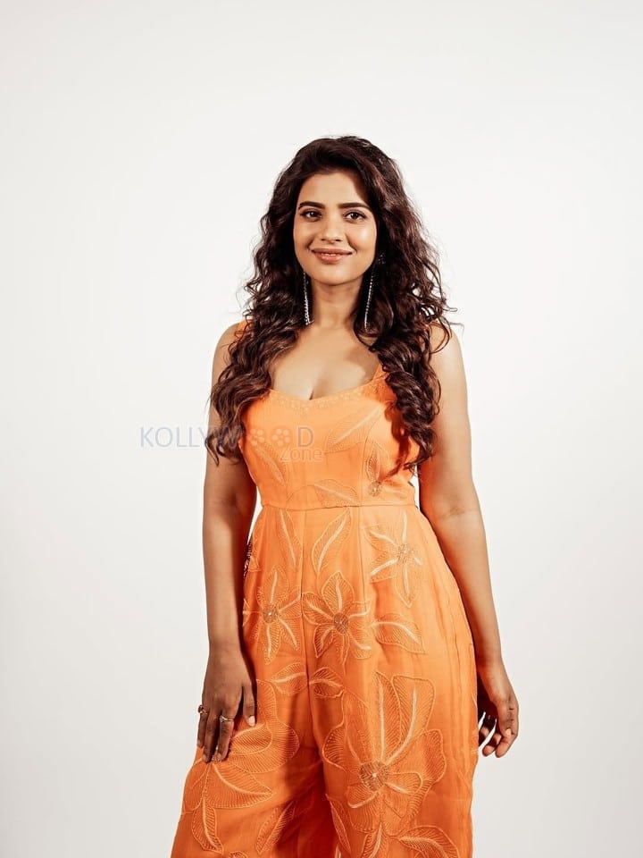 Stunning Aishwarya Rajesh in an Orange Jumpsuit Photos 01