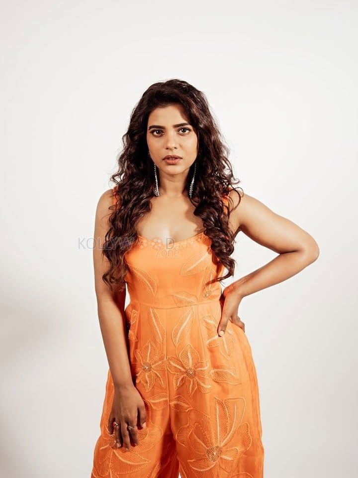 Stunning Aishwarya Rajesh in an Orange Jumpsuit Photos 02