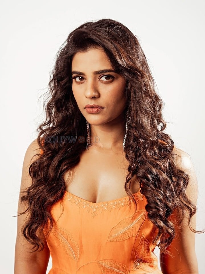 Stunning Aishwarya Rajesh in an Orange Jumpsuit Photos 03