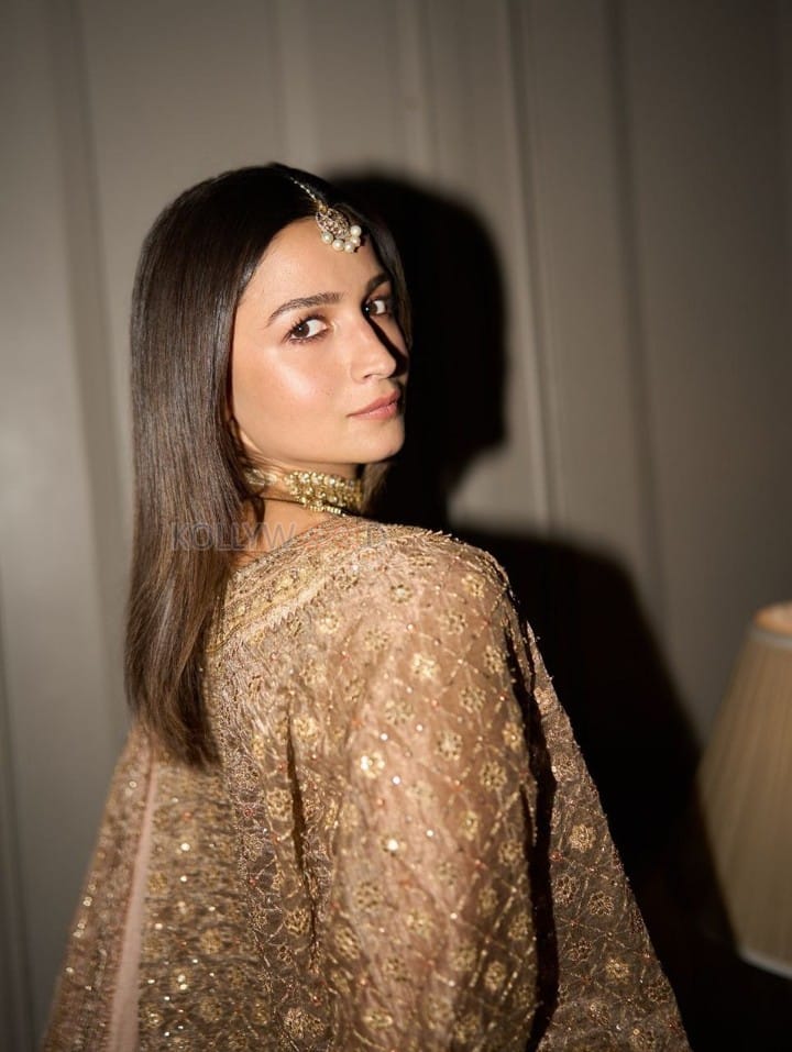 Stunning Alia Bhatt in a Rose Gold Embellished Silk Saree Pre Diwali Bash Photos 01