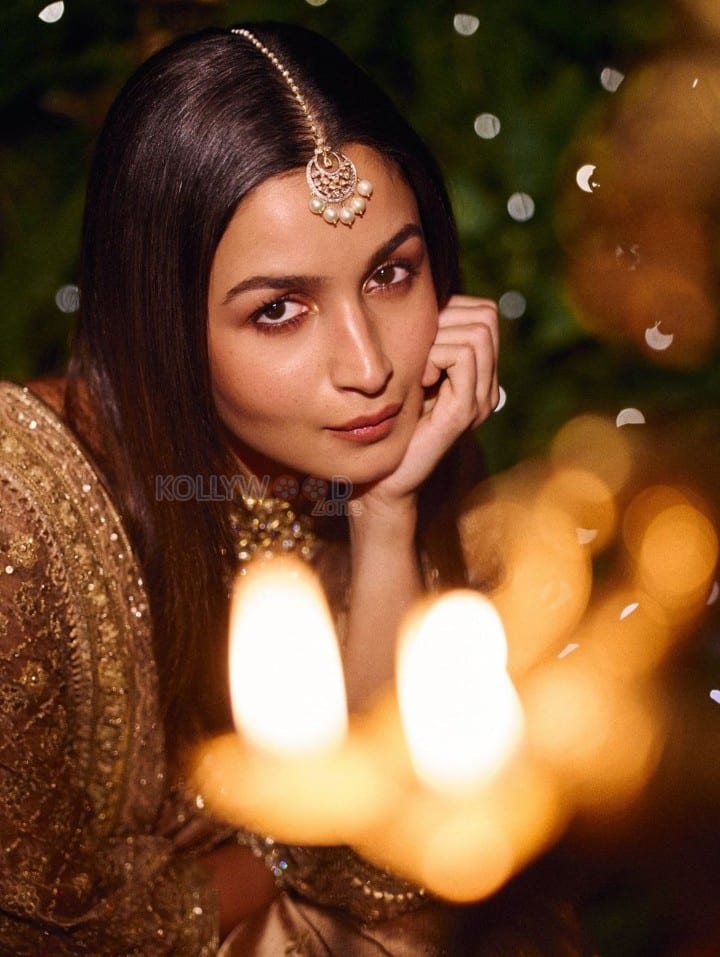 Stunning Alia Bhatt in a Rose Gold Embellished Silk Saree Pre Diwali Bash Photos 04