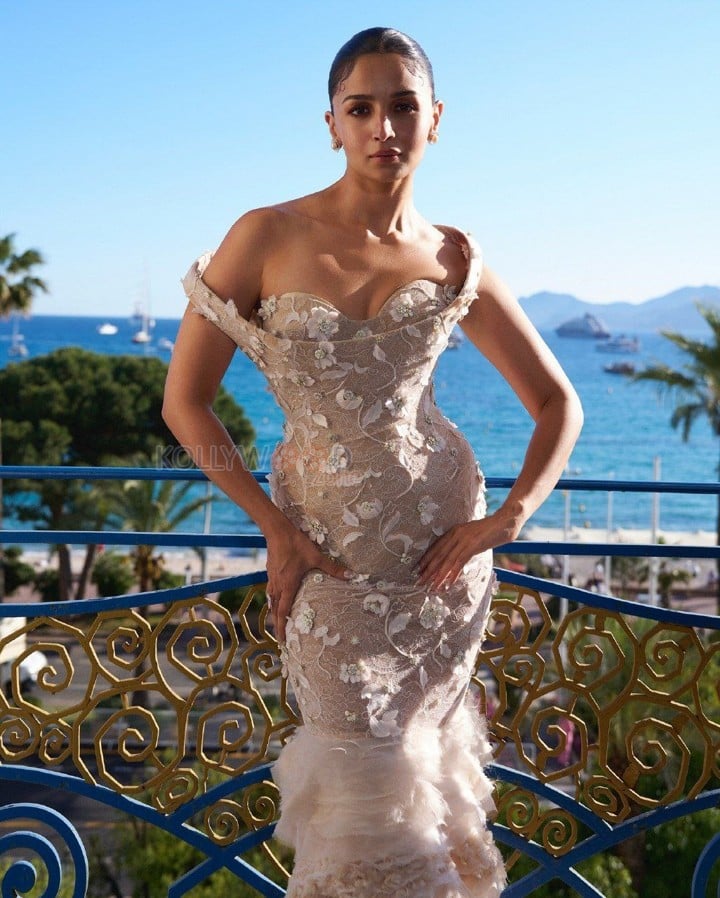 Stunning Alia Bhatt in a White and Pastel Chiaparelli Body Hugging Gown at Cannes Film Festival Photos 07