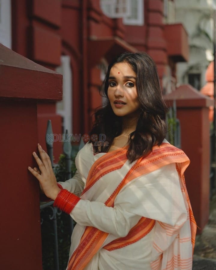 Stunning Anikha Surendran in a White Saree with an Orange Border Pictures 03