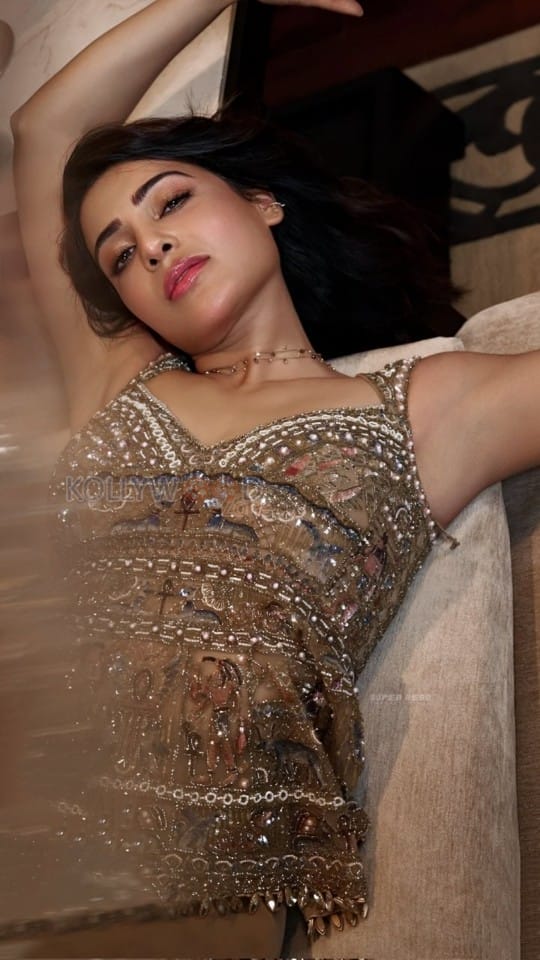 Stunning Beauty Samantha Ruth Prabhu on the Couch in a Golden Sleeveless Mini Dress Photos 02