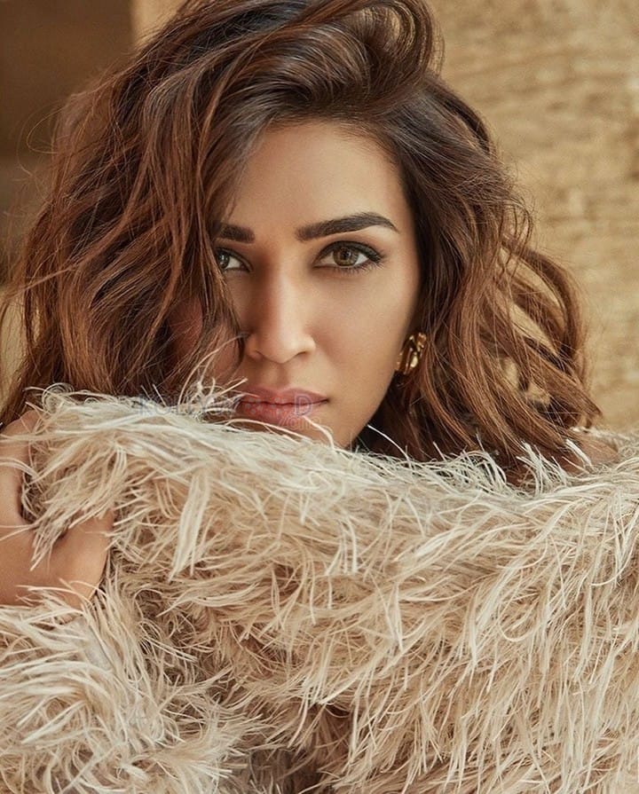 Stunning Bollywood Beauty Kriti Sanon in Hello Magazine Photoshoot Photos 02