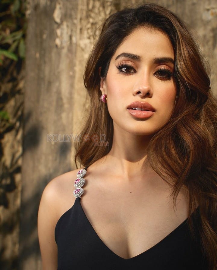 Stunning Janhvi Kapoor in a Black Mini Dress Pictures 03