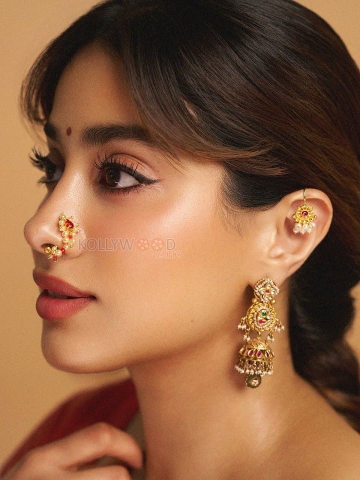 Stunning Janhvi Kapoor in a Traditional Paithani Saree Photos 01