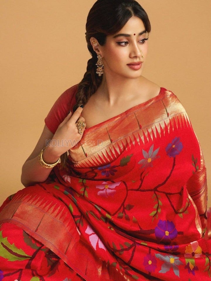 Stunning Janhvi Kapoor in a Traditional Paithani Saree Photos 02