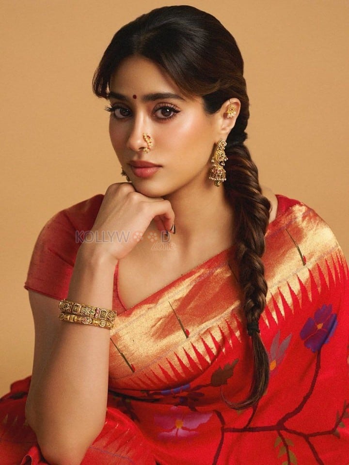 Stunning Janhvi Kapoor in a Traditional Paithani Saree Photos 03
