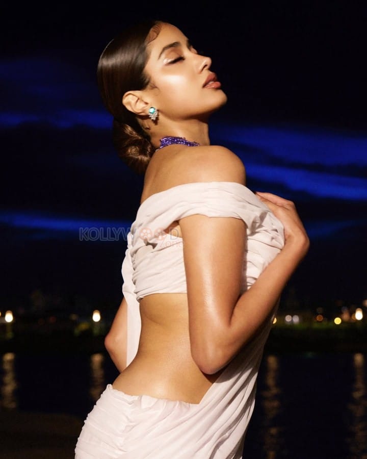 Stunning Janhvi Kapoor in an Off Shoulder Wet Ivory White Saree Photos 08