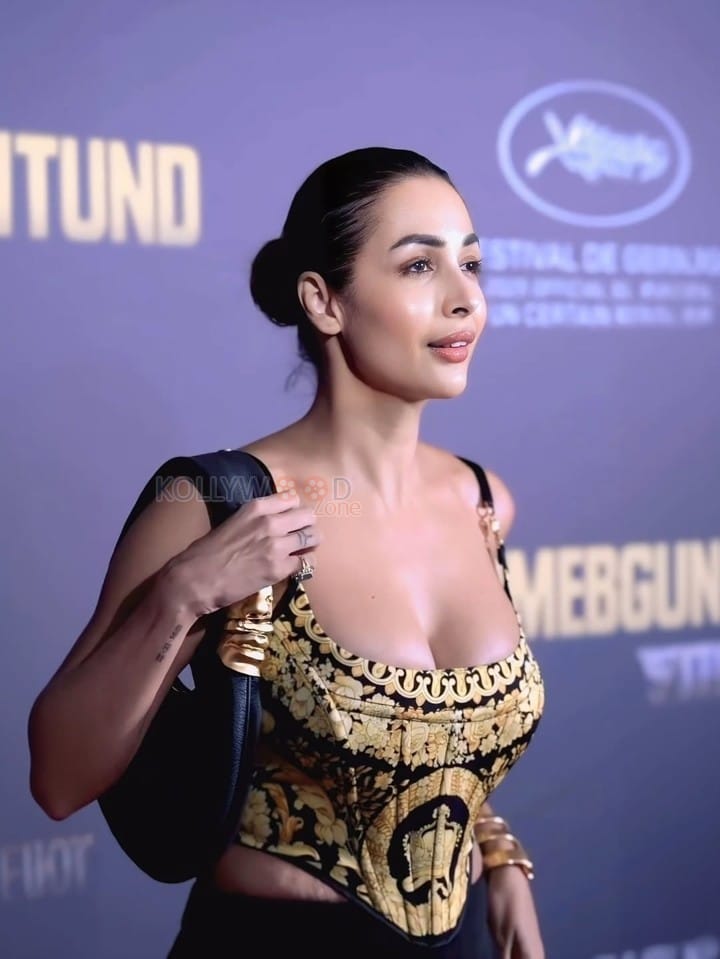 Stunning MILF Malaika Arora in a Black and Golden Cleavage Outfit Photos 04