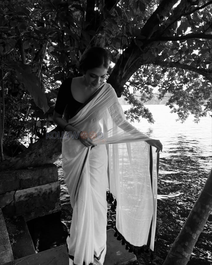 Stunning Malavika Mohanan in a White Cotton Saree with Black Borders and Black Blouse Photos 02