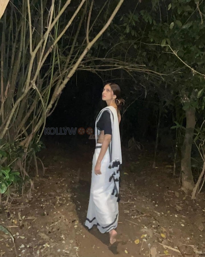 Stunning Malavika Mohanan in a White Cotton Saree with Black Borders and Black Blouse Photos 05
