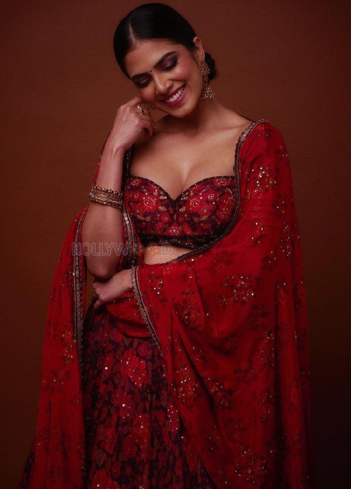 Stunning Mallu Beauty Malavika Mohanan in a Red Lehenga Photos 03