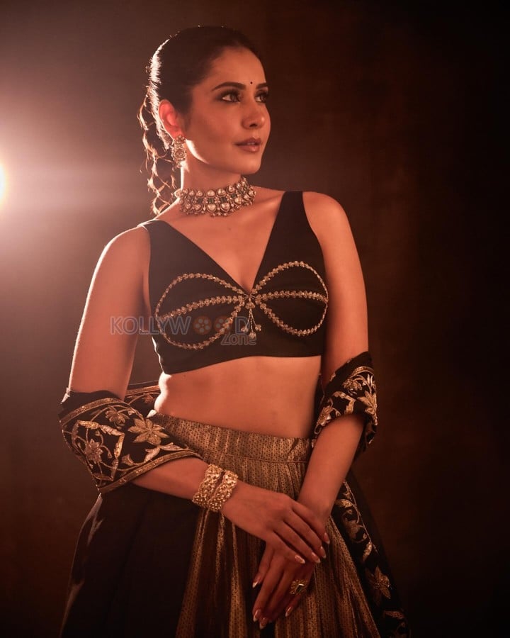 Stunning Raashi Khanna in a Black and Gold Lehenga Photos 06
