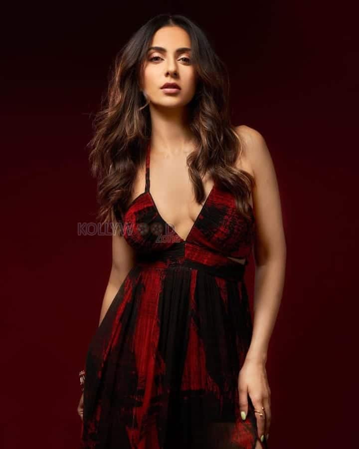 Stunning Rakul Preet Singh Cleavage in a Plunge Neck Dress Pictures 01