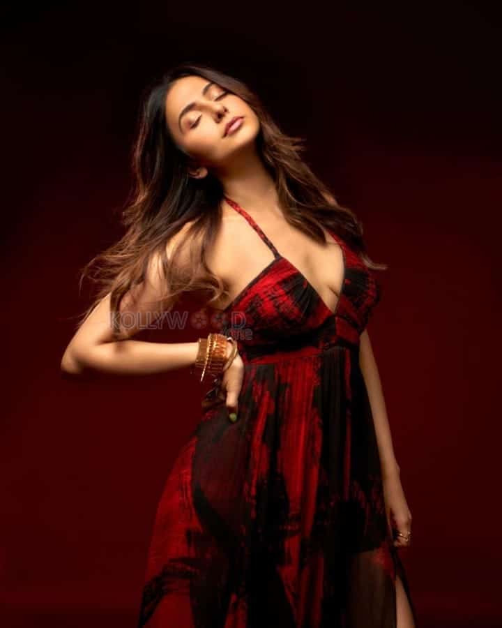 Stunning Rakul Preet Singh Cleavage in a Plunge Neck Dress Pictures 02