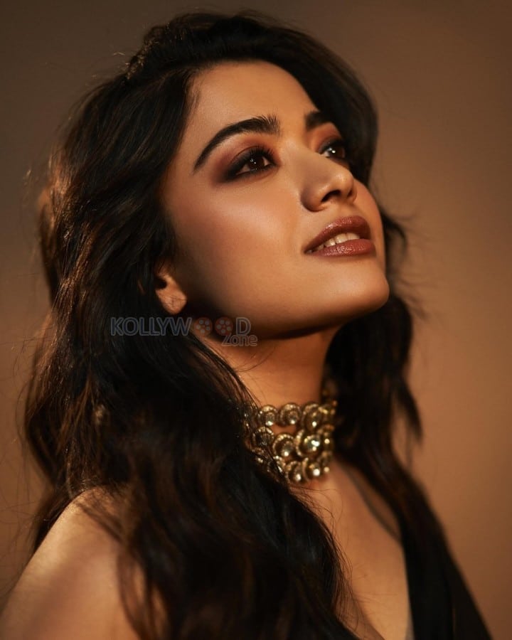 Stunning Rashmika Mandanna in a Sexy Black Saree Photos 02