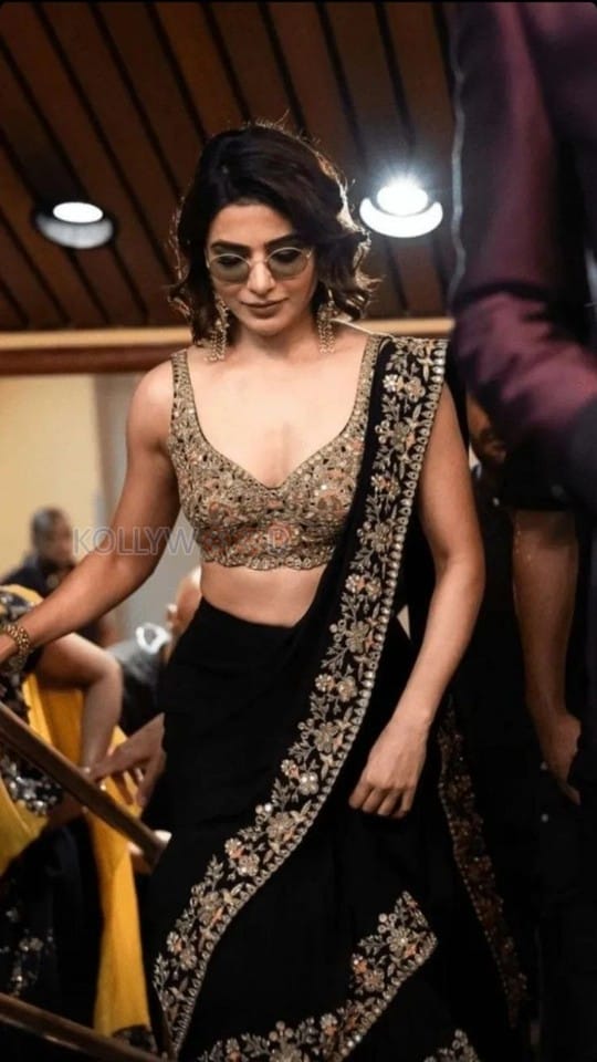 Stunning Samantha Ruth Prabhu in a Jet Black Pre Draped Printed Saree Photos 02