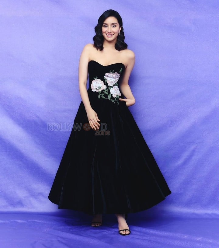 Stunning Shraddha Kapoor in a Black Floral Gown Photos 04