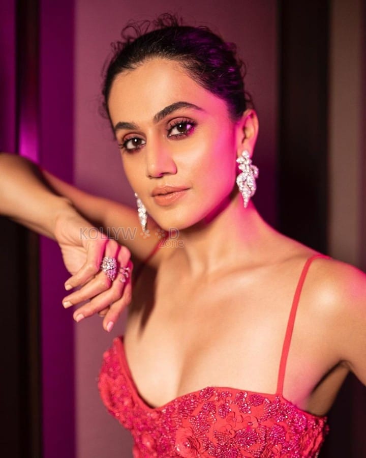 Stunning Tapsee Pannu in a Pink Gown Photos 01