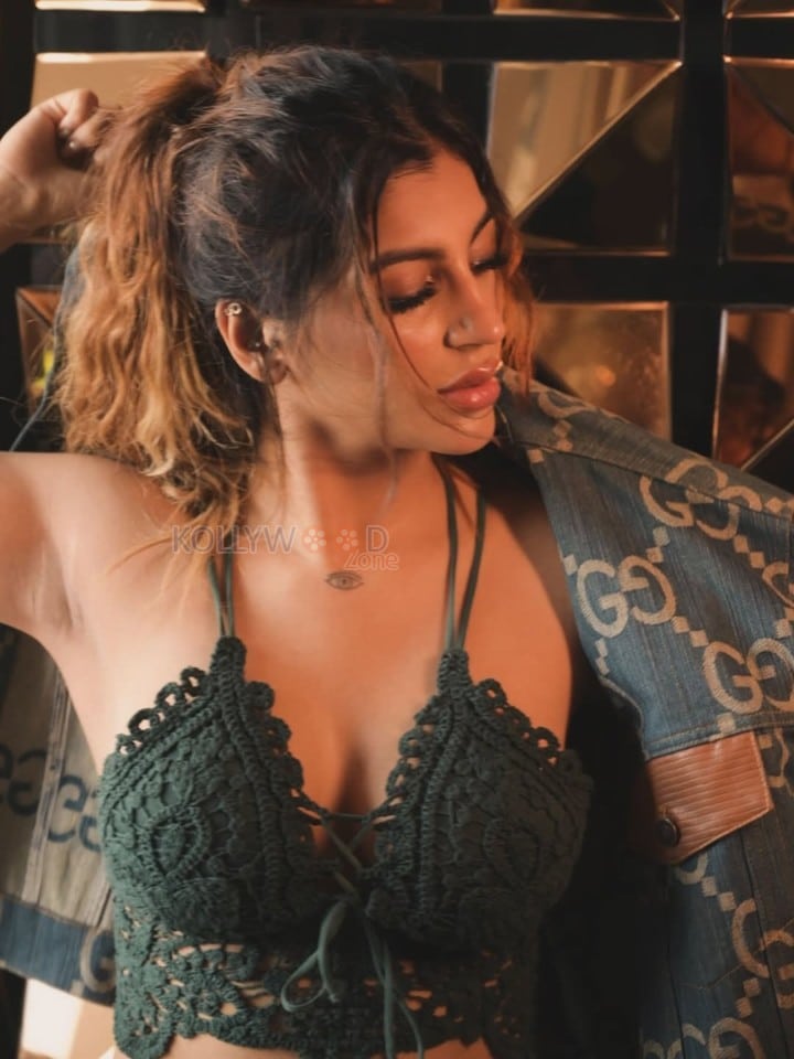 Stunning Yashika Aannand in a Green Netted Bra Pictures 04