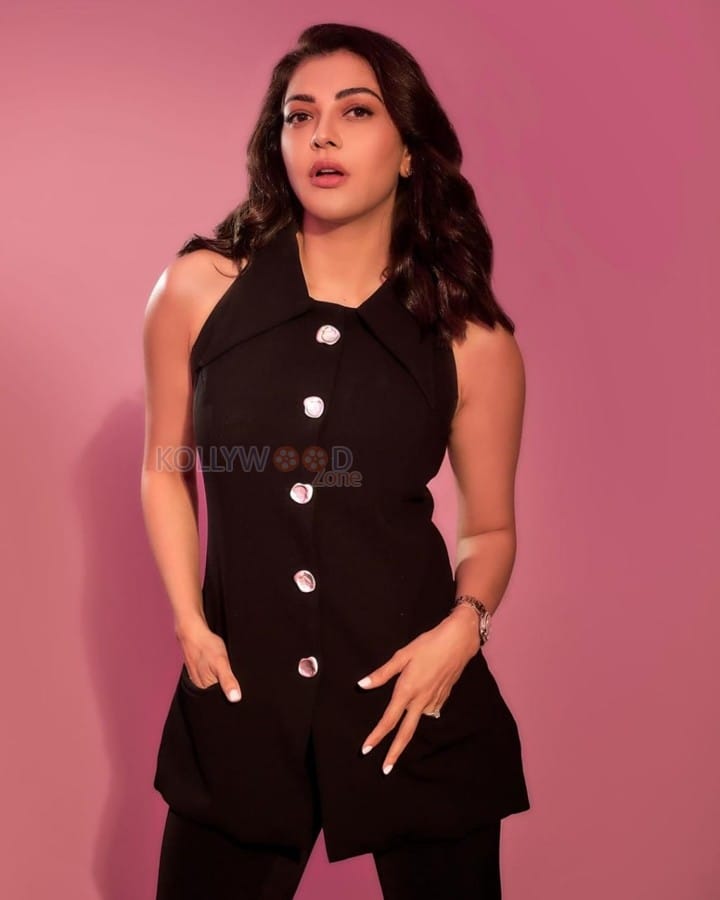 Stylish Kajal Aggarwal in a Sleeveless Black Co Ord Set Photos 03