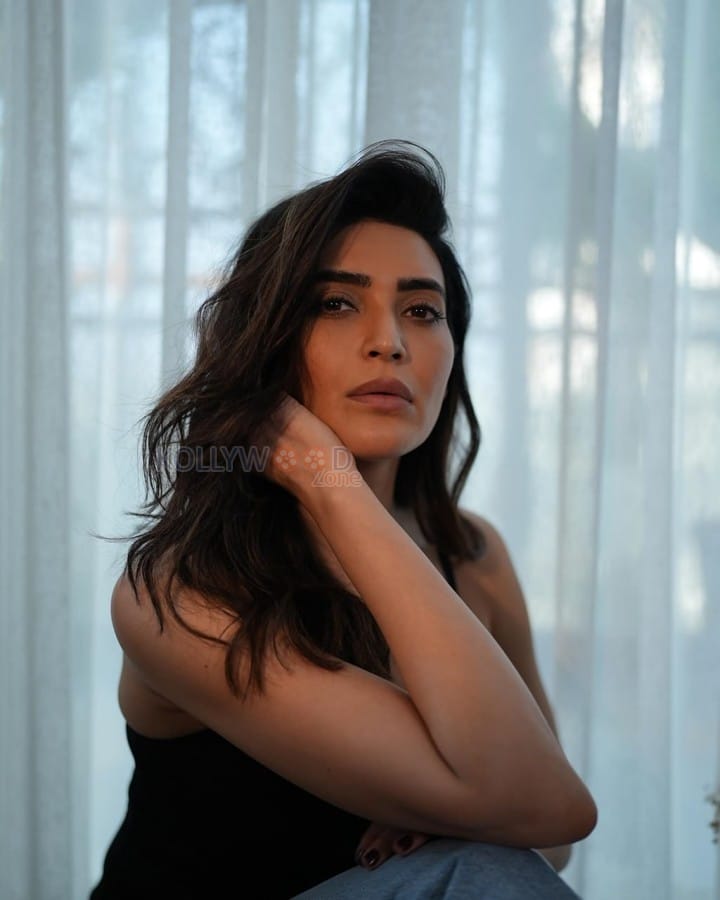 Stylish Karishma Tanna in a Black Sleeveless Top with Blue Denim Jeans Photos 03