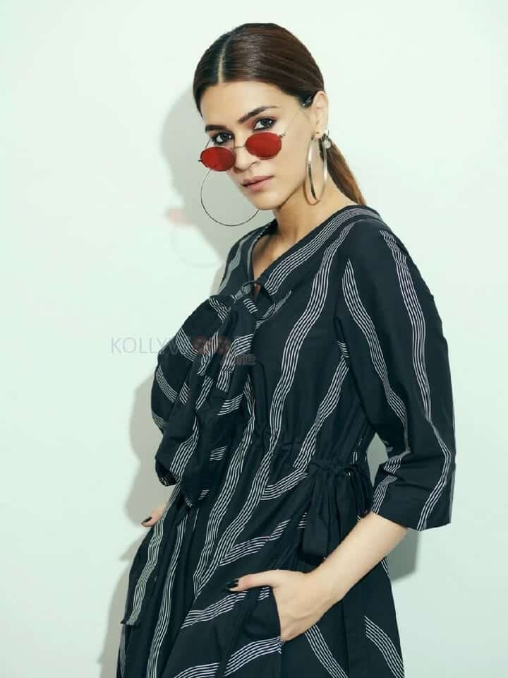 Stylish Kriti Sanon in Black Dress and Red Glasses Photo 01