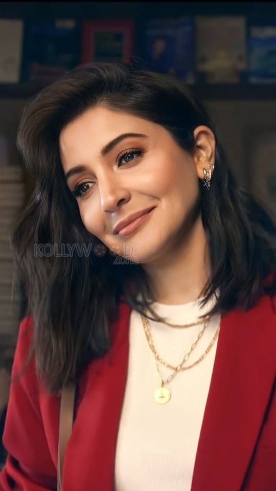 Stylish and Formal Anushka Sharma Pictures 03