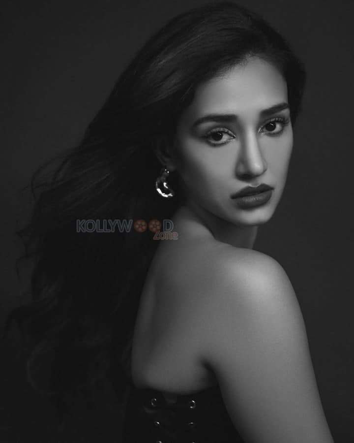 Sultry Hot Beauty Disha Patani in a Strapless Black Corset Gown Photos 01