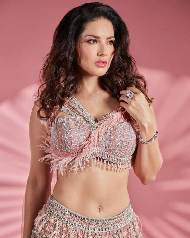 Sunny Leone Navel in a Lehenga Picture 01