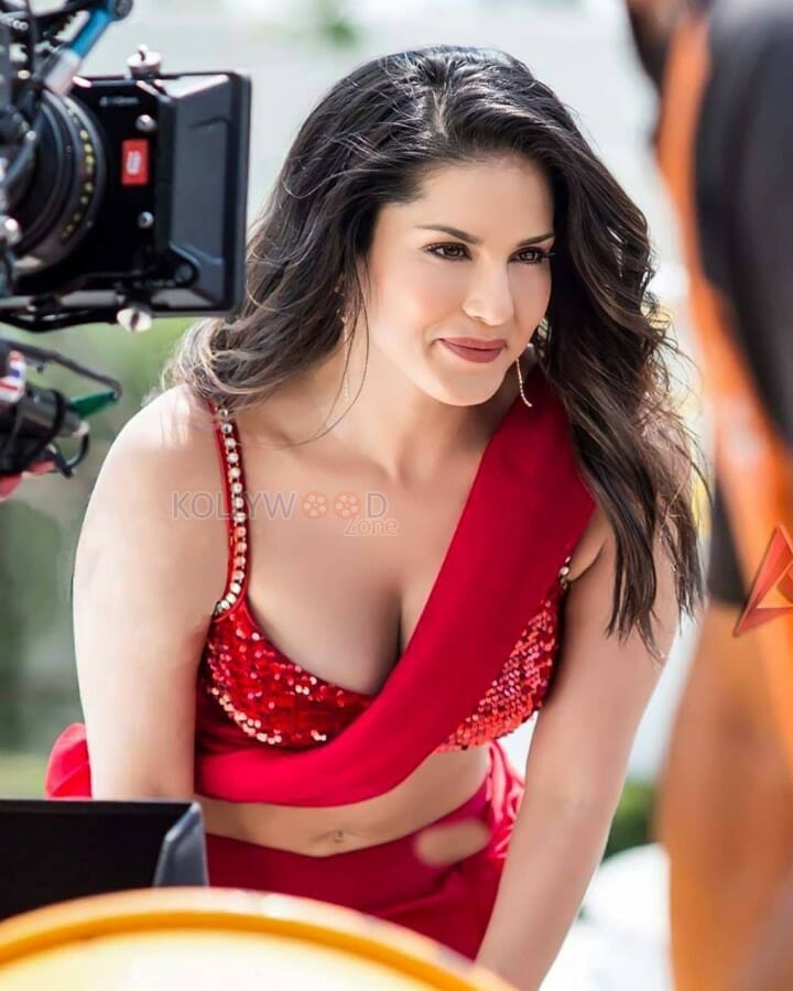 Sunny Leone Saree Cleavage Boob Show Pic