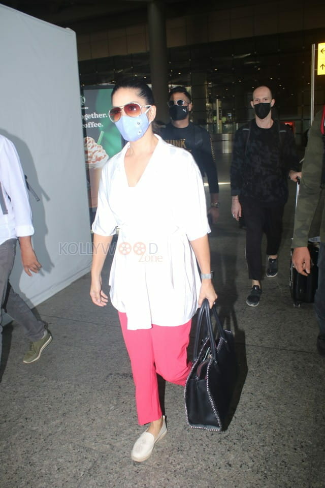 Sunny Leone Spotted at Airport Arrival Pictures