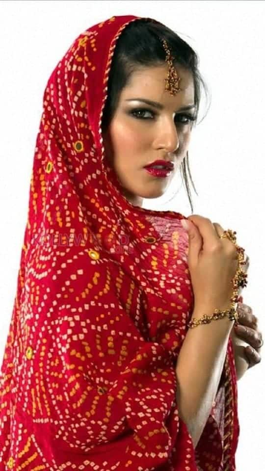 Sunny Leone in a Printed Red Saree Photo 01