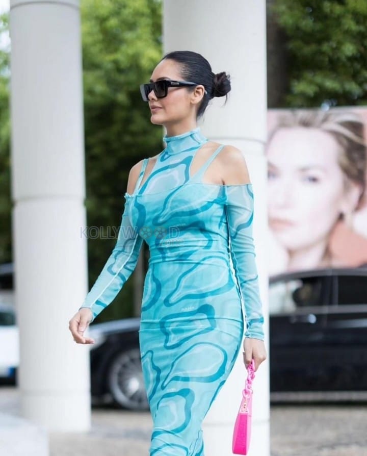 Super Hot Esha Gupta in a Body Hugging Dress at Cannes 2023 Photos 01