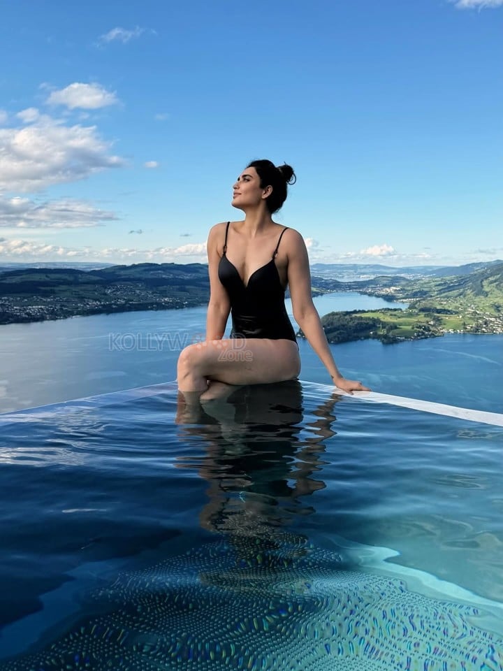 Super Sexy Karishma Tanna in a Black Monokini Pictures 01