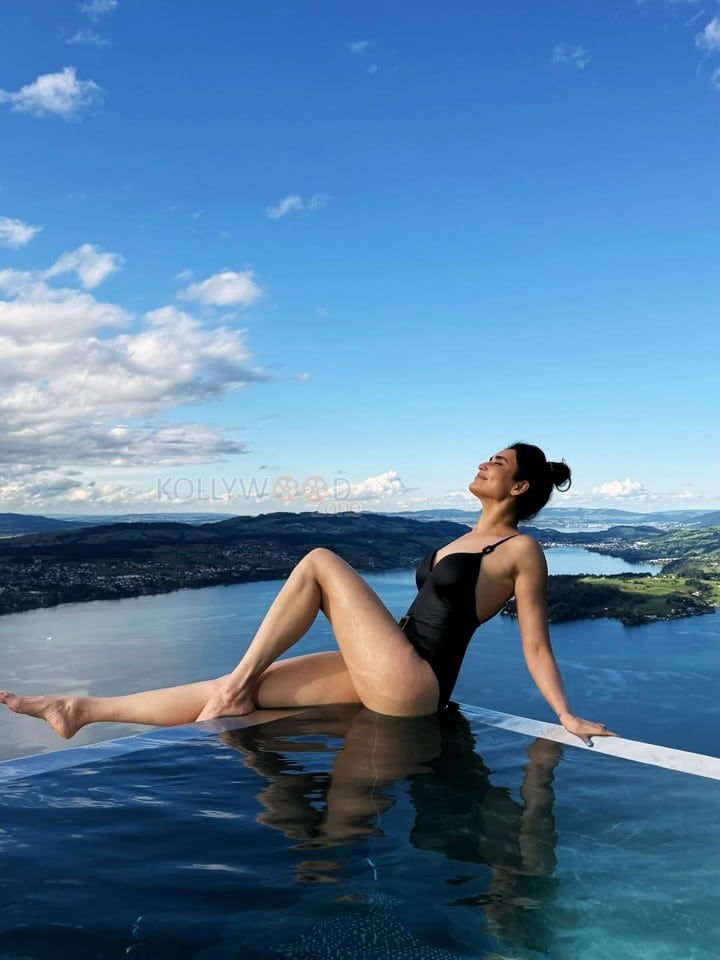 Super Sexy Karishma Tanna in a Black Monokini Pictures 02