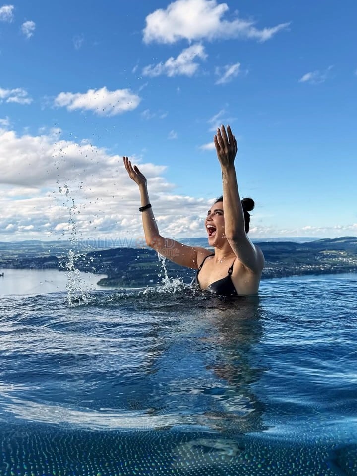 Super Sexy Karishma Tanna in a Black Monokini Pictures 04