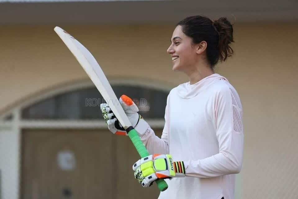 Taapsee Pannu Playing Cricket Pictures 01