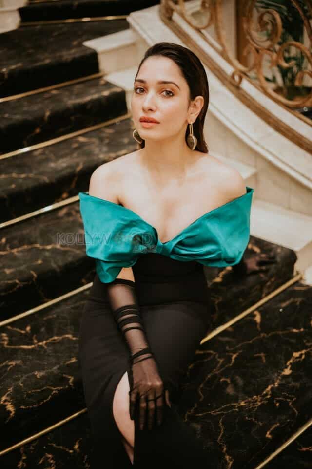 Tamannaah Bhatia sitting on the stairs and show cleavage Photo 01