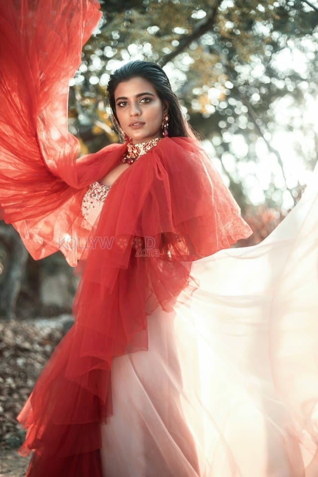 Tamil Actress Aishwarya Rajesh New Photoshoot Pictures