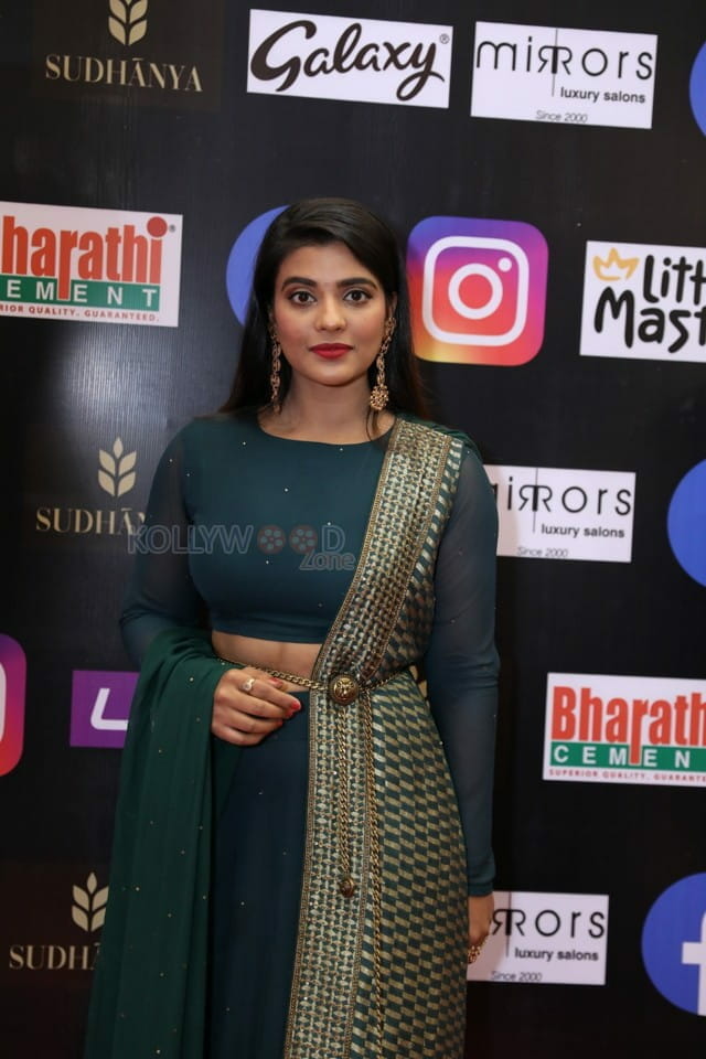 Tamil Actress Aishwarya Rajesh at SIIMA Awards 2021 Pictures 09