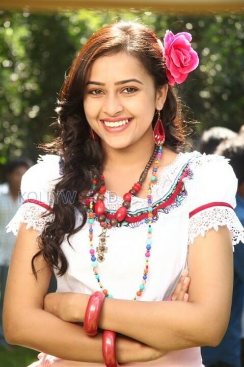 Tamil Actress Sri Divya Photos