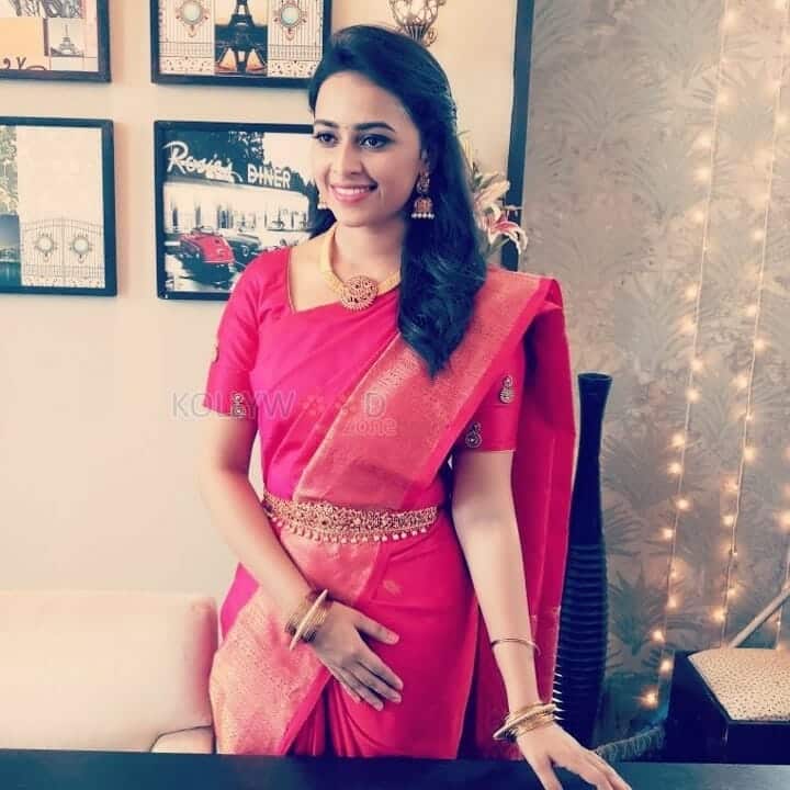 Tamil Actress Sri Divya Photoshoot Pictures 04