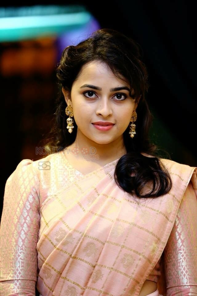 Tamil Actress Sri Divya Saree Photos